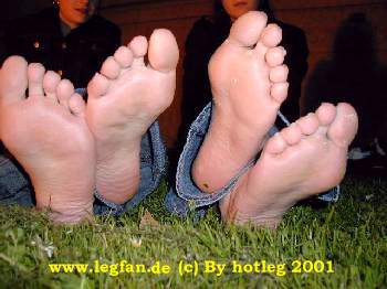 in this picture you see kim and nathalie who shows their feet...